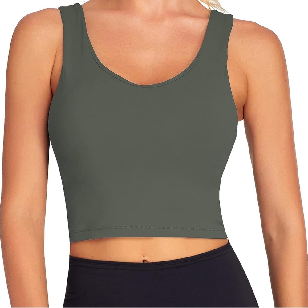 Rikta workout crop top, size 8 Large